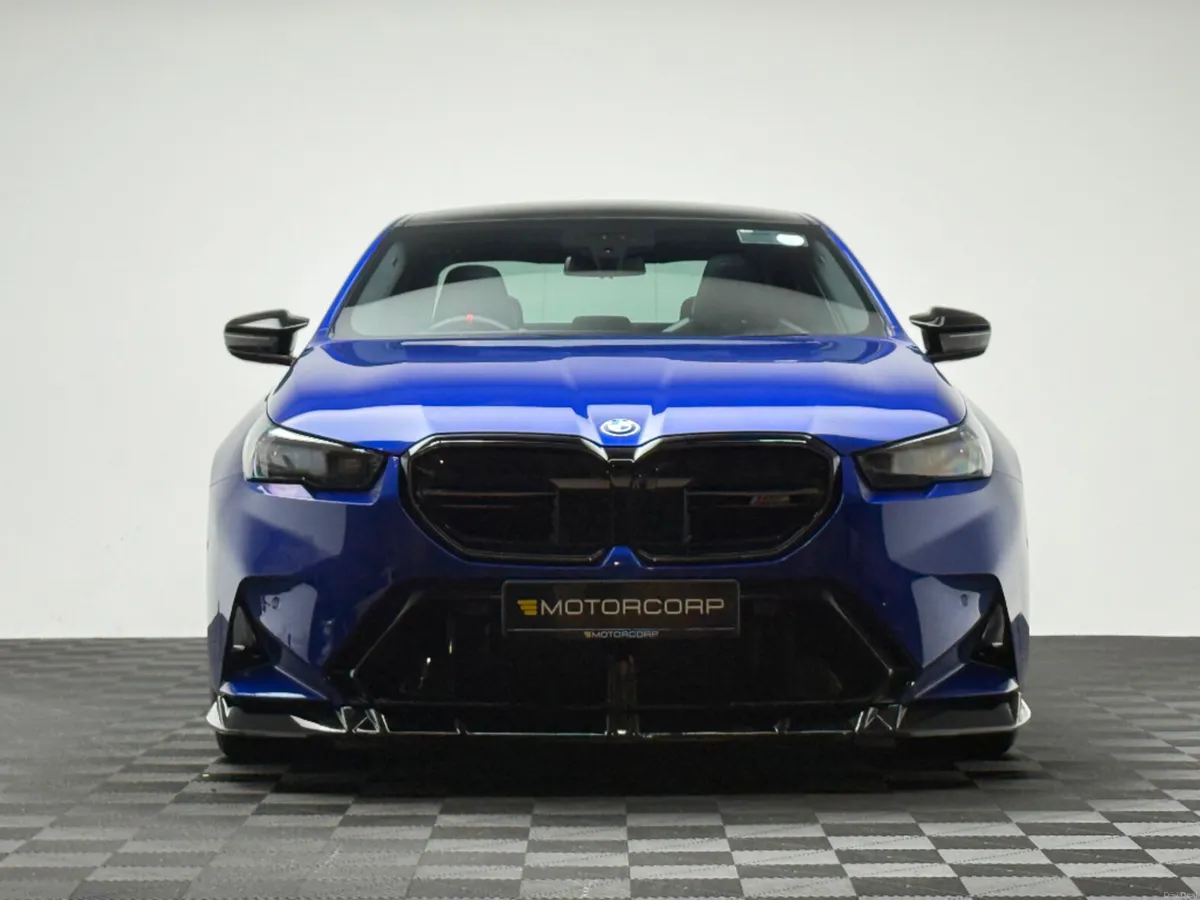 BMW M5 M5 4.4 PHEV 727HP MARINA BAY - Image 2