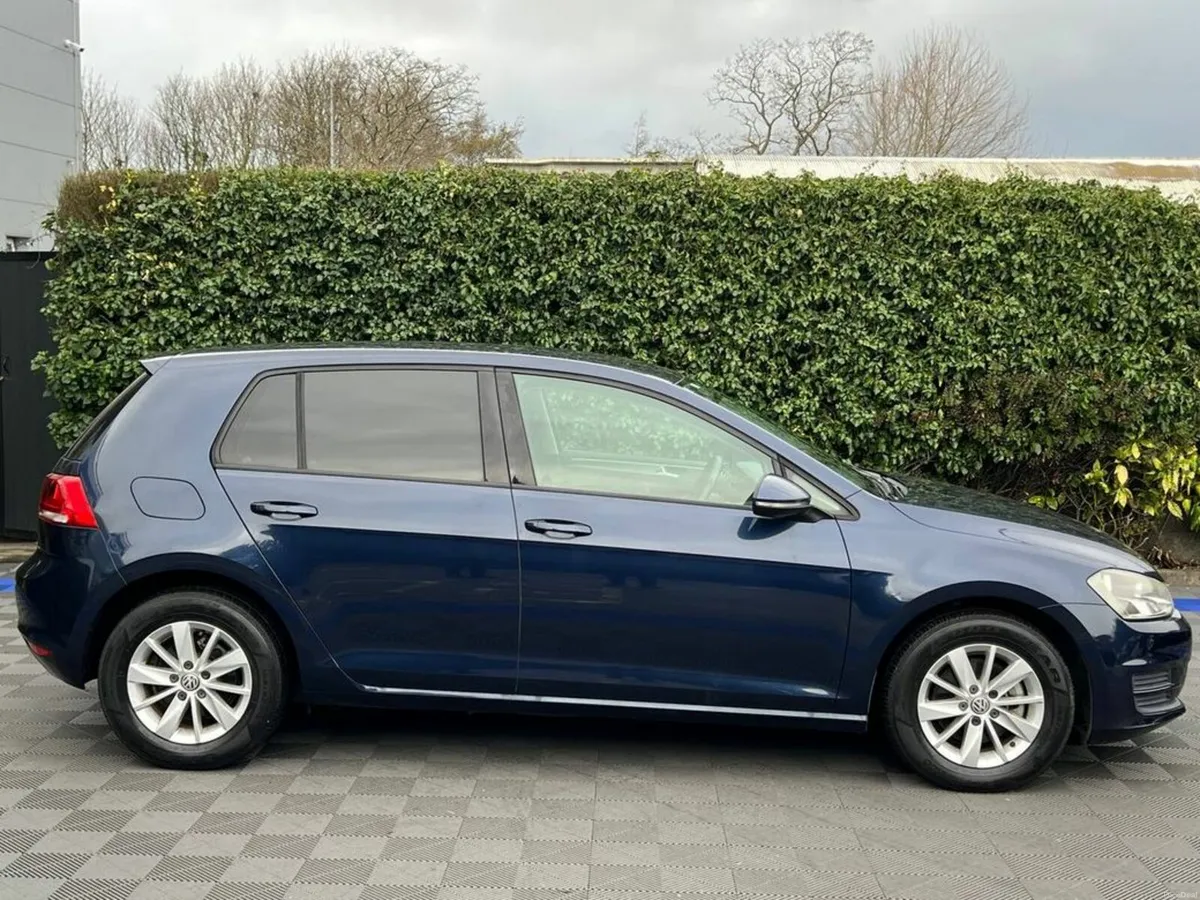 Volkswagen Golf TRENDLINE 1.2 TSI // LOW MILEAGE / - Image 2