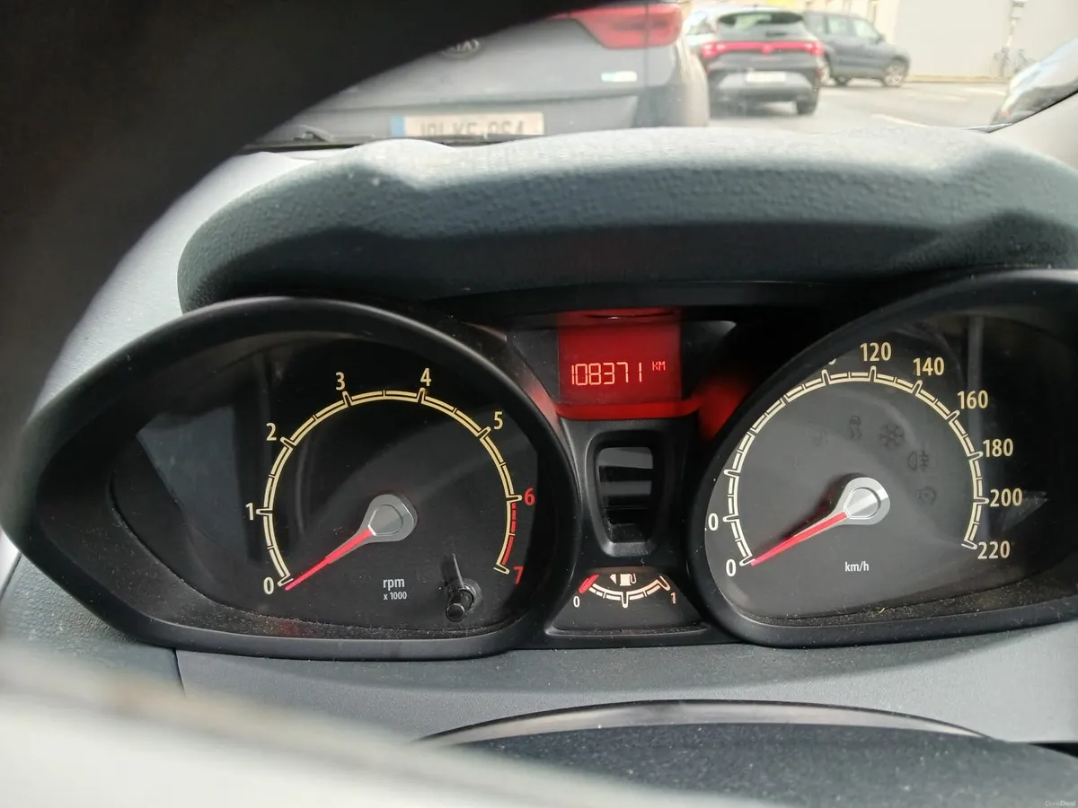 Ford Fiesta 2010 - Image 2