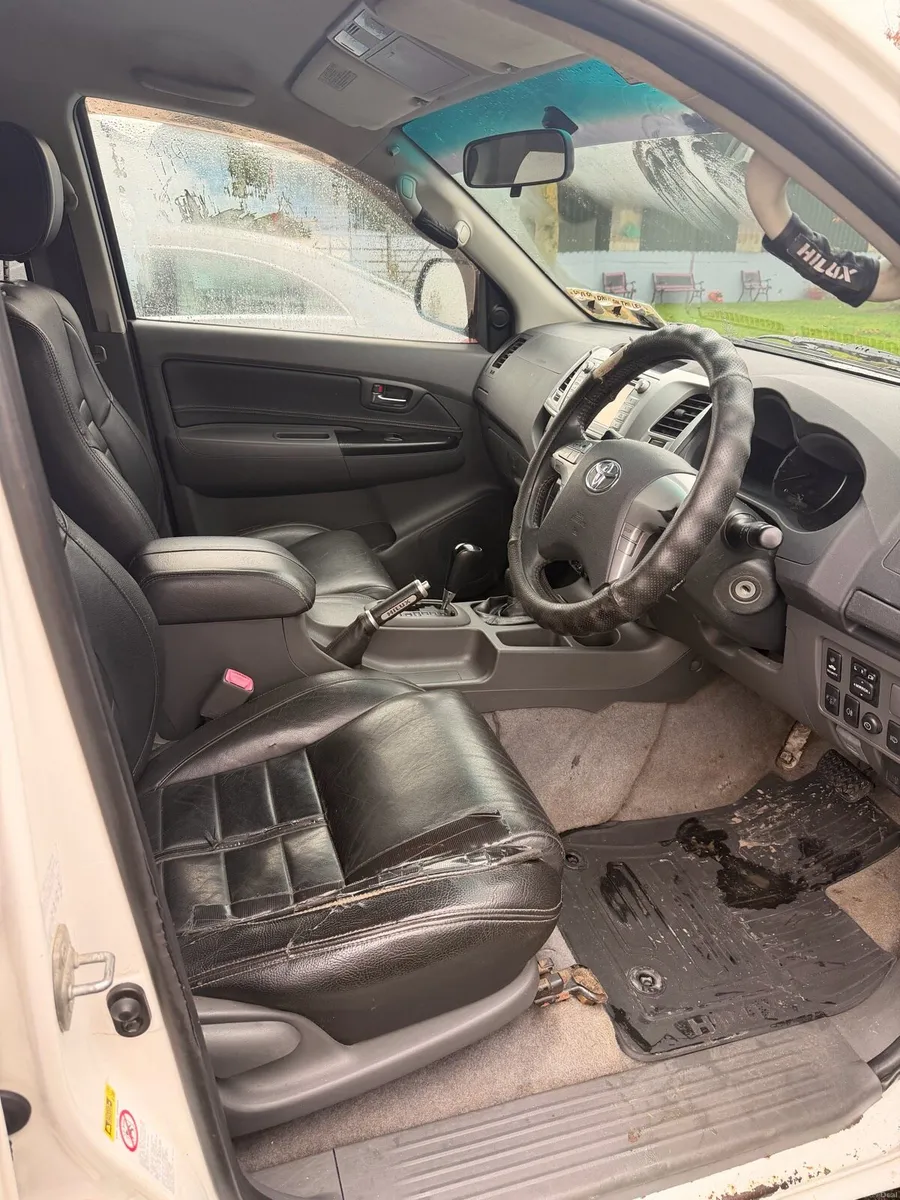Toyota Hilux Invincible - Image 4