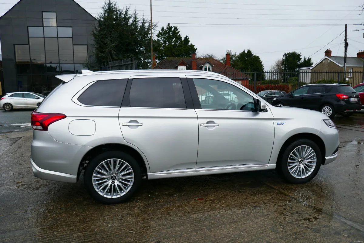 201, MITSUBISHI OUTLANDER 2.4 DYNAMICS PHEV 221 - Image 4