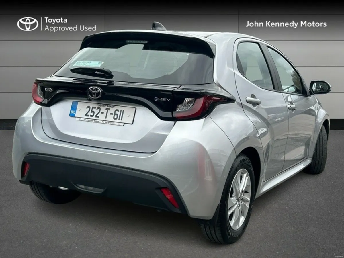 Toyota Yaris HYBRID LUNA - Image 2