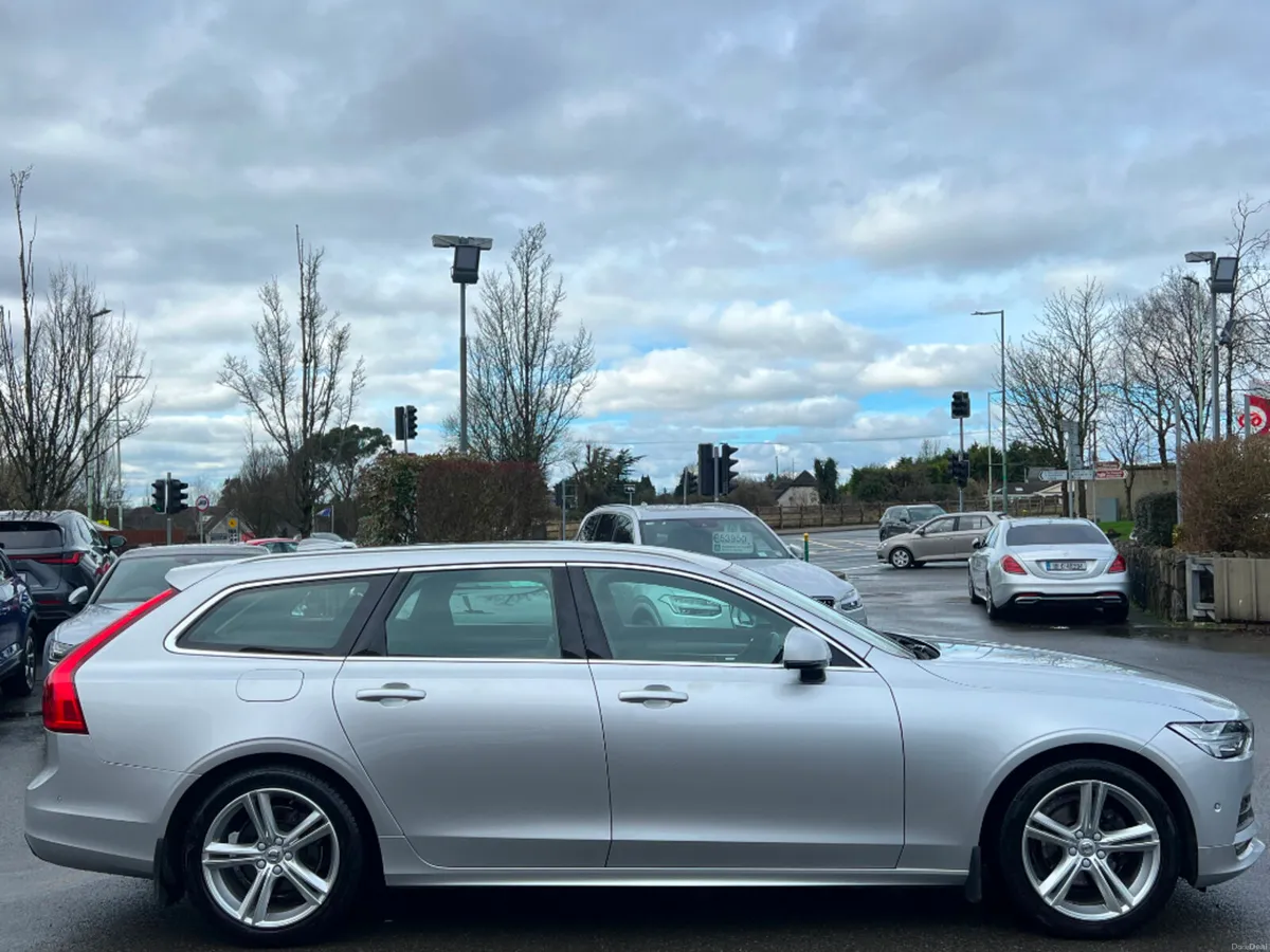 Volvo V90 D4 MOMENTUM AUTO *1 OWNER & LOW KMS* - Image 4