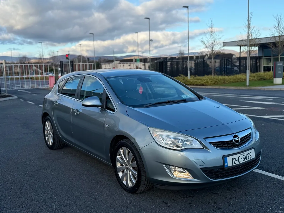 2012 opel astra 1.7diesel with nct 8/26 tax 4/26 - Image 4