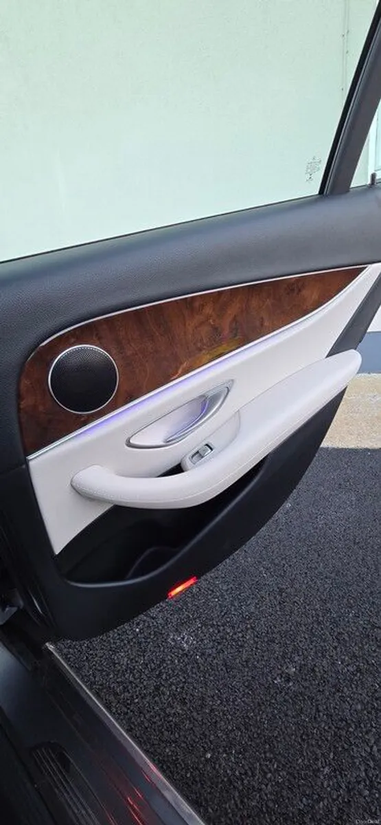 2016 Mercedes-Benz E-class Exclusive - Image 3