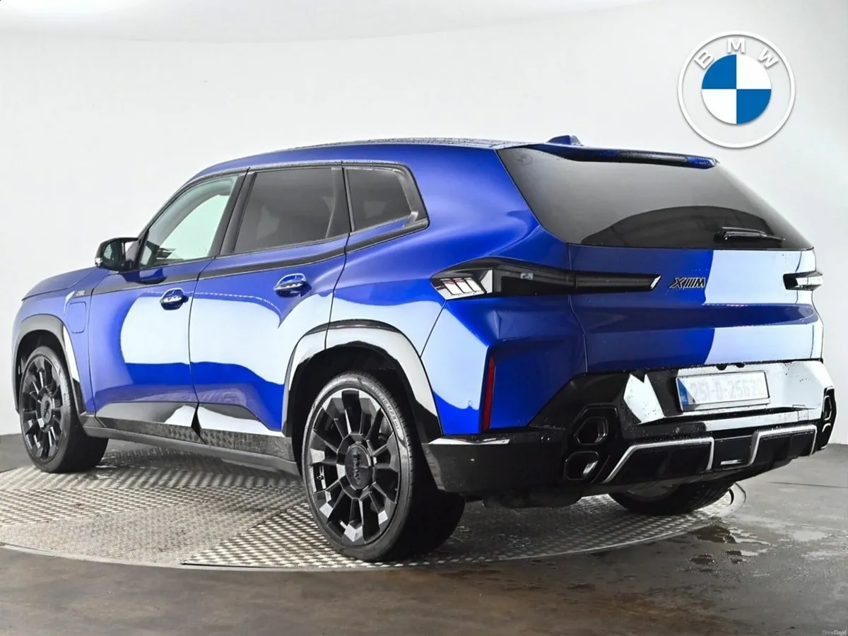 BMW XM 50e - Image 2