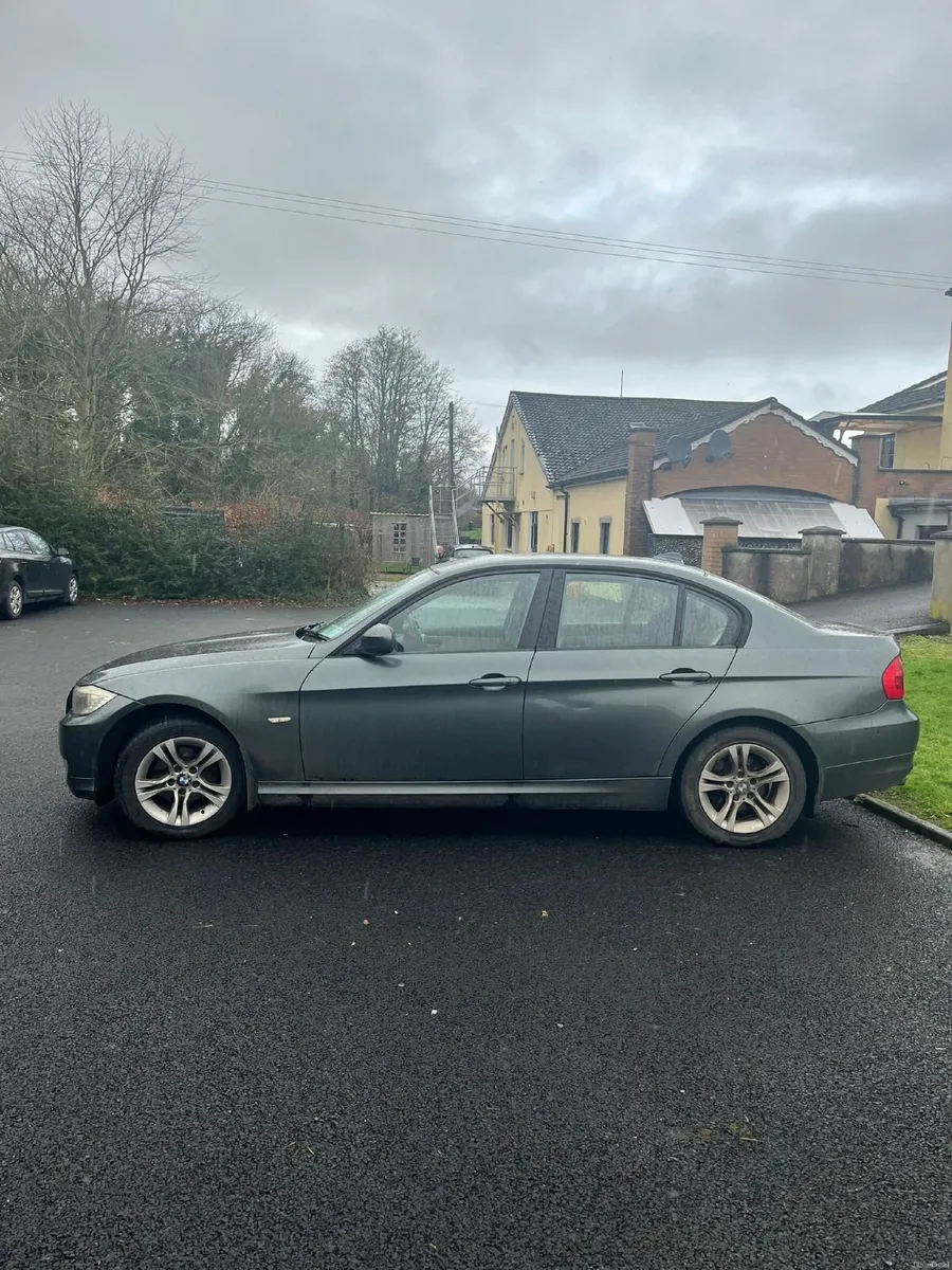 BMW 3-Series 2011 - Image 4