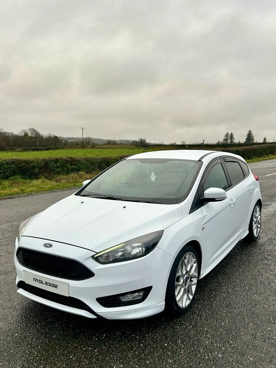 2017 Ford Focus ST Line - Image 3