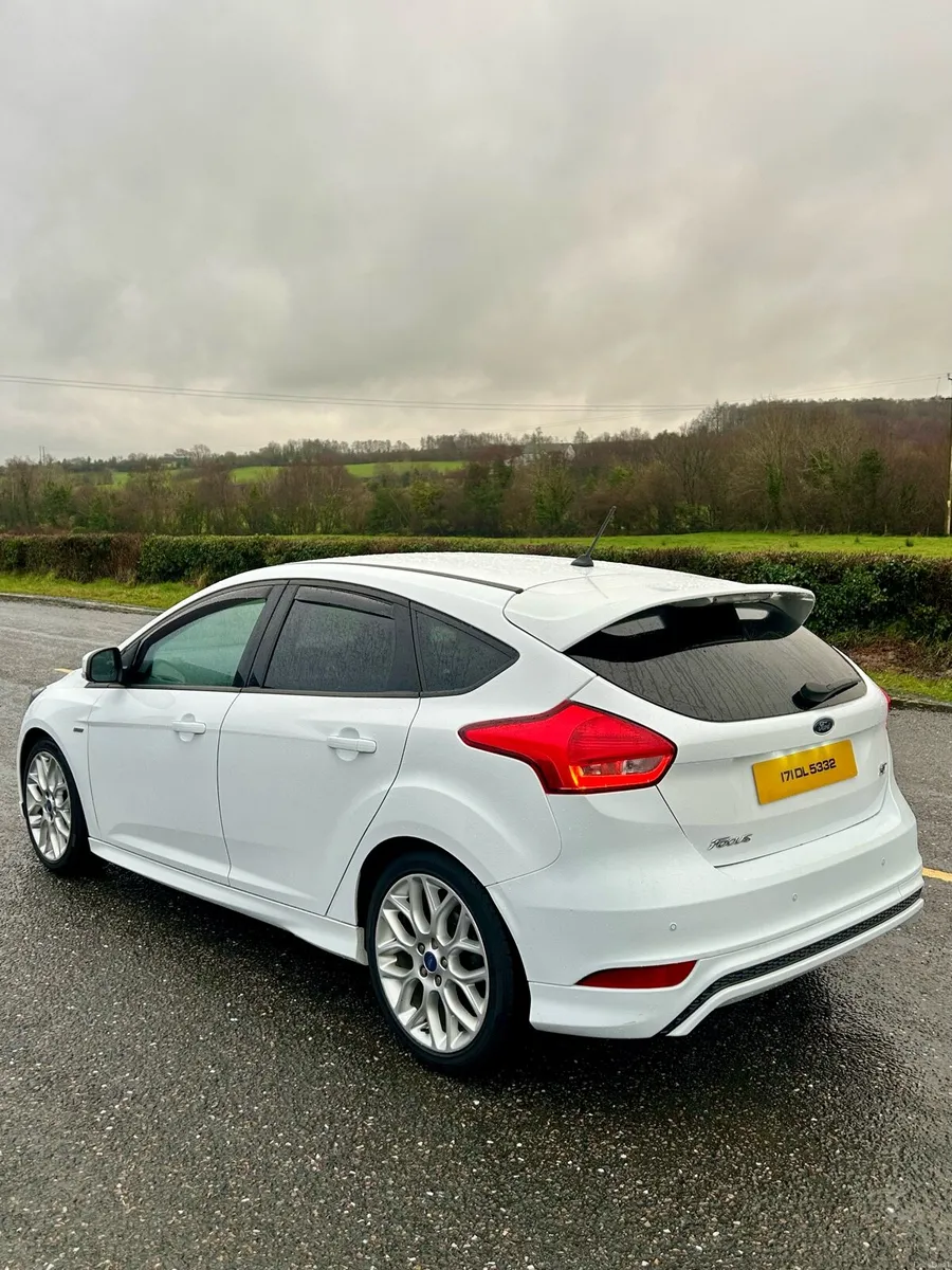 2017 Ford Focus ST Line - Image 4