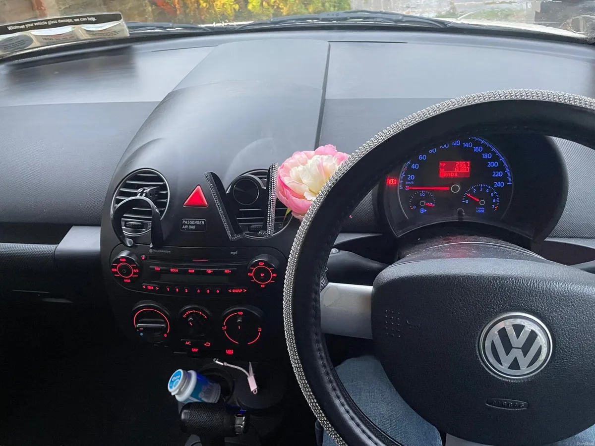 VW Beetle 1.6ltr petrol Automatic - Image 4