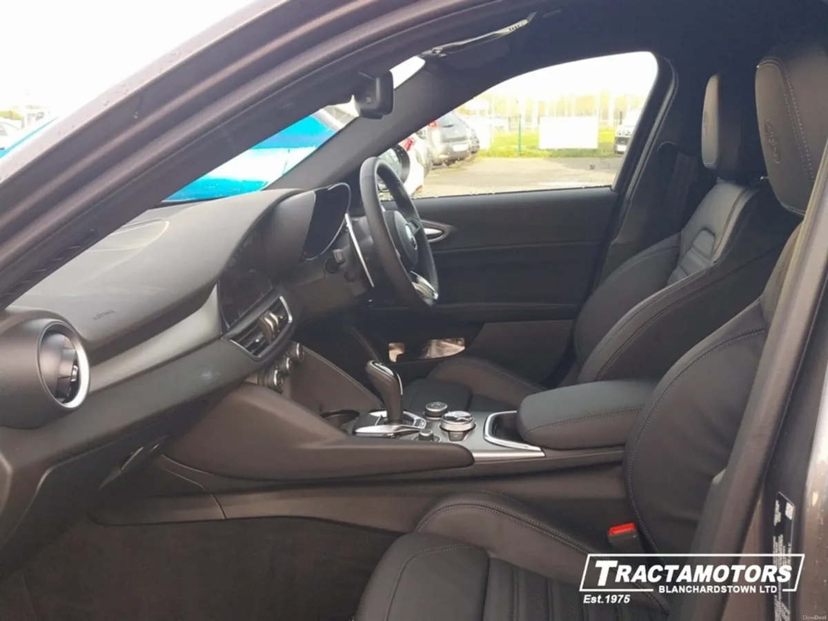 Alfa Romeo Giulia VELOCE 2.0 RWD - Image 4