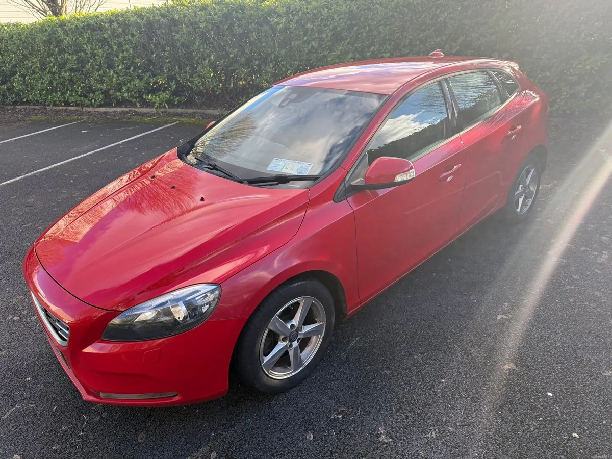 Volvo V40 2.0 D2 - Image 1