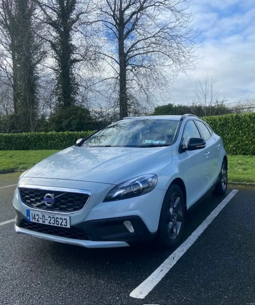 (142) Volvo V40 1.6 D2 CROSS COUNTRY NCT APRIL 27 - Image 1