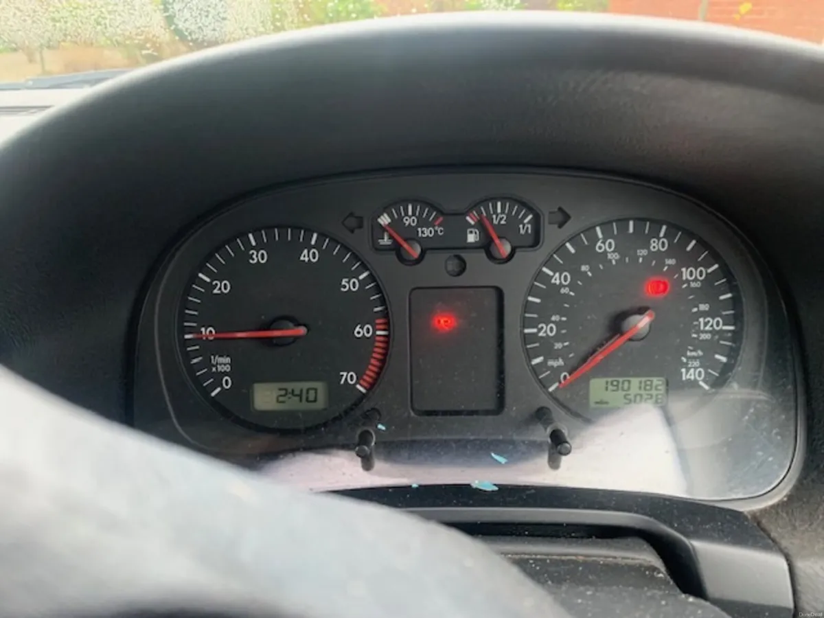 Volkswagen Golf 2001 - Image 1