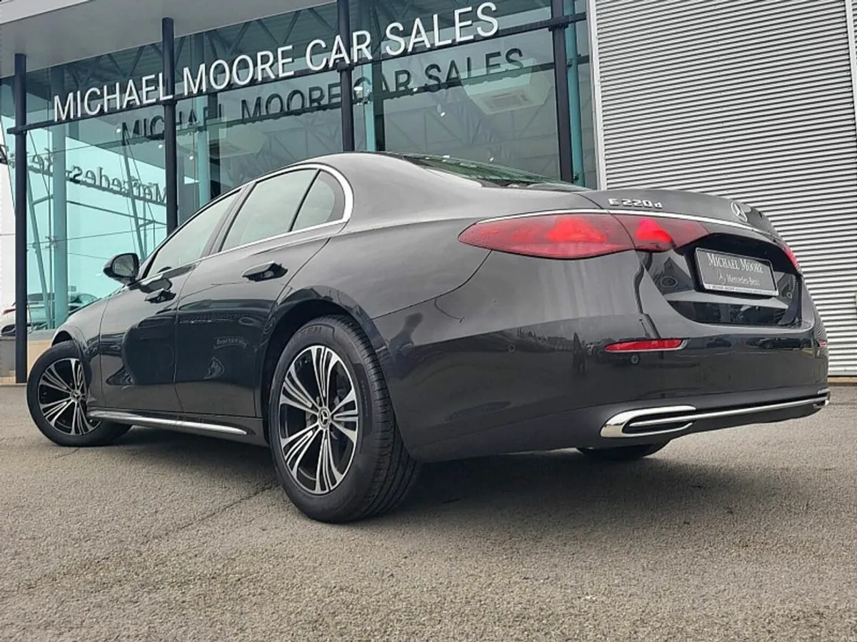 Mercedes-Benz E-Class E220d EXCLUSIVE AUTO *(PANOR - Image 3