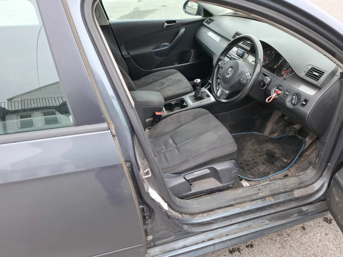Volkswagen Passat 2010 - Image 2