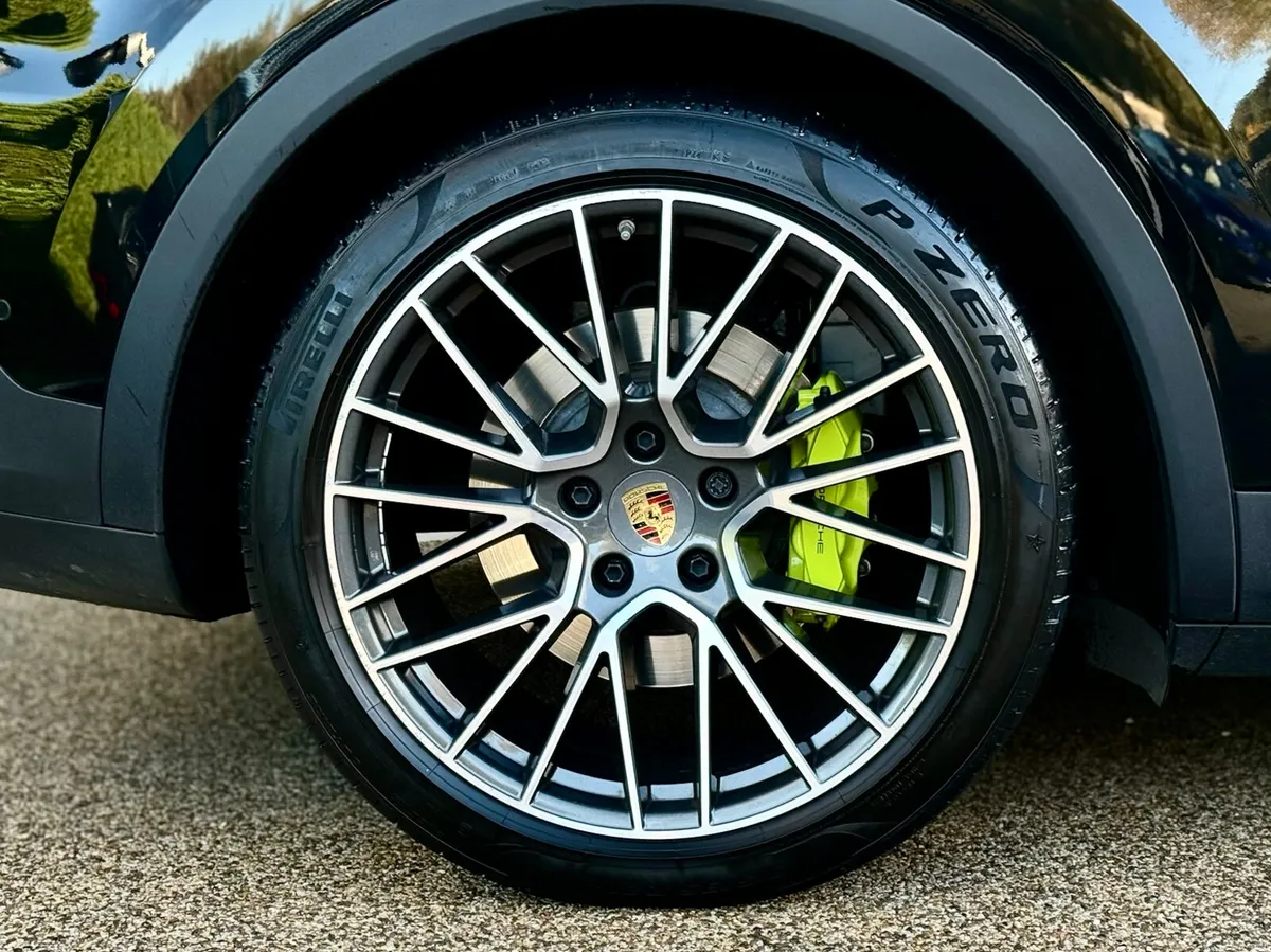 Porsche Cayenne new model great spec - Image 3