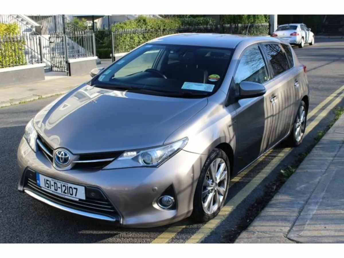 Toyota Auris Luxury Self Charging Hybrid 5DR Auto - Image 4