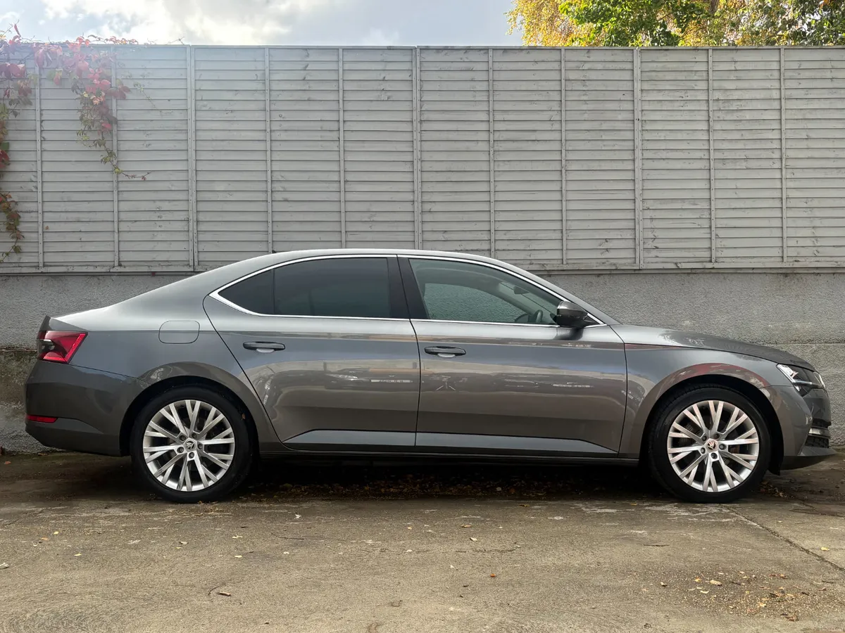 Skoda Superb 2023 SE L PLUG-IN HYBRID / DSG - Image 2