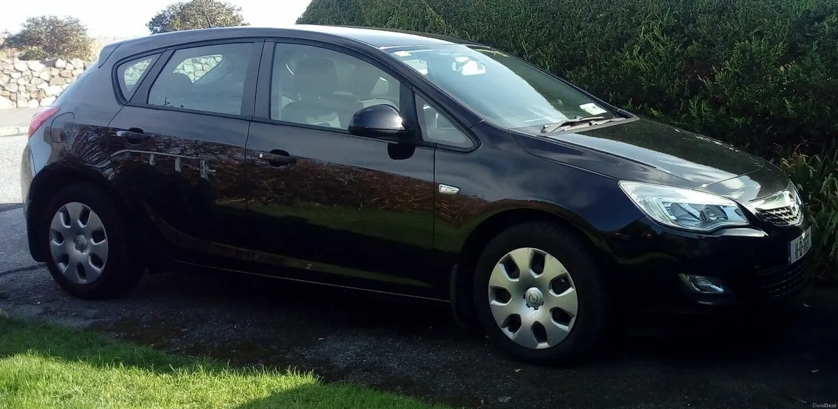Opel Astra 2011 - Image 2