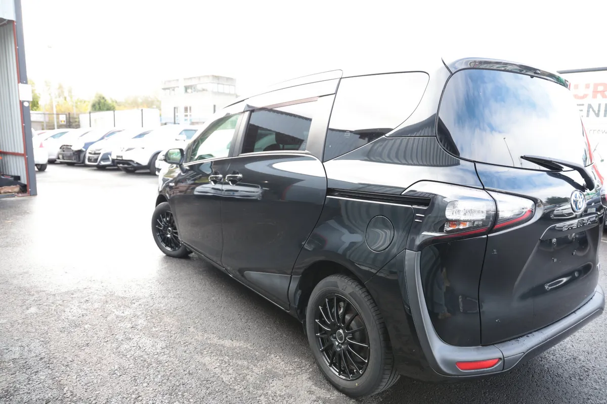 TOYOTA SIENTA 2017 BLACK HYBRID 7 SEATER - Image 3
