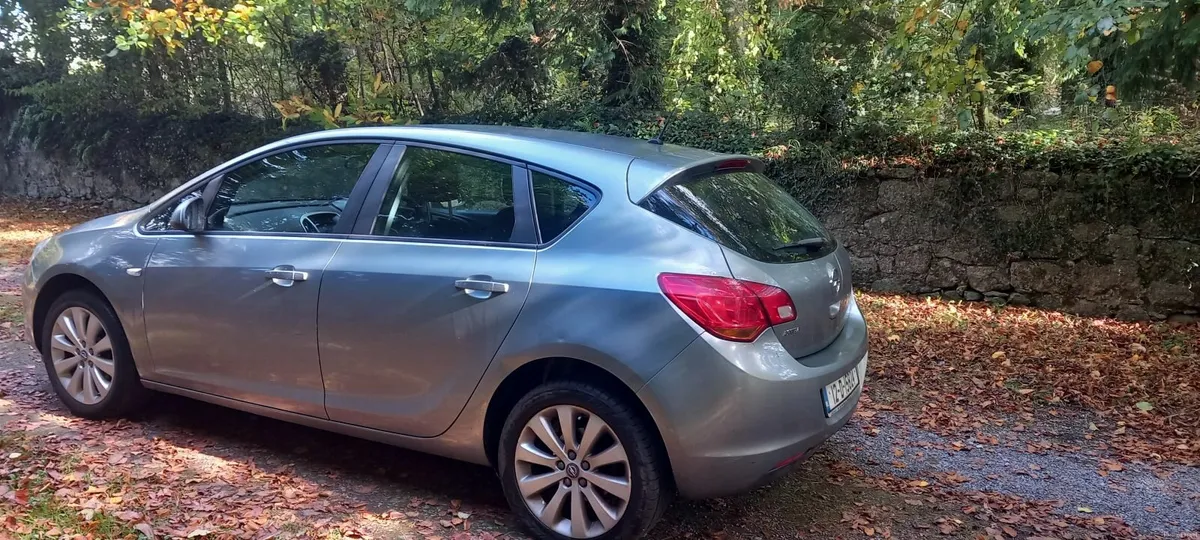 Opel Astra 2012 - Image 2