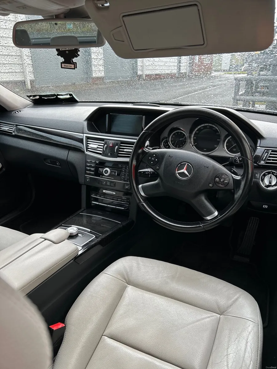 Mercedes-Benz E-Class 2010 - Image 3