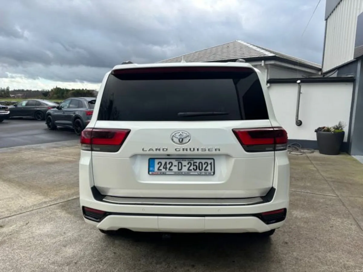 Toyota Land Cruiser 3.3L twin-turbo diesel 300 V6 - Image 3