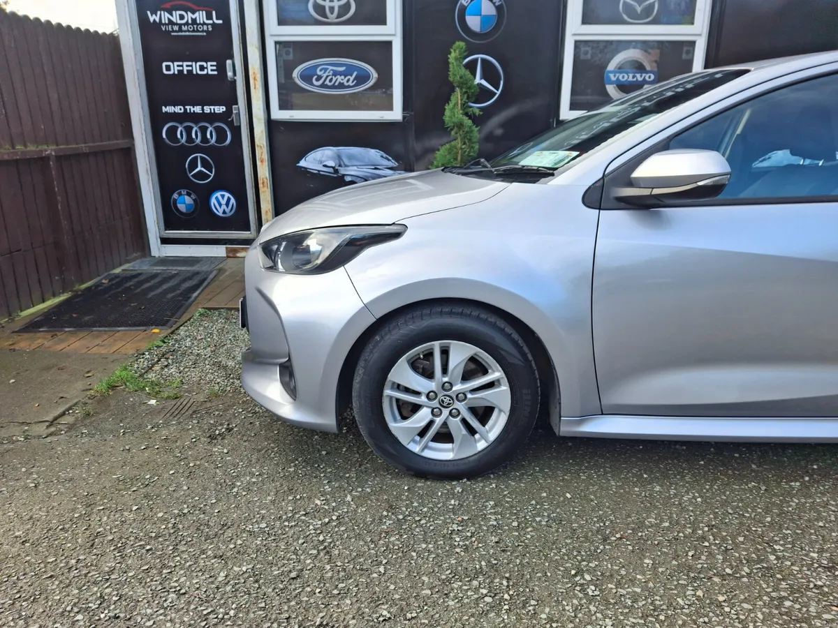 TOYOTA YARIS 1.5 HYBRID LUNA 4DR - Image 4