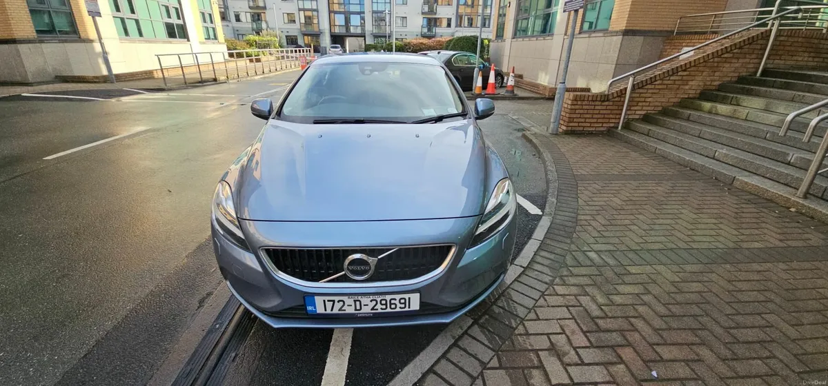 Volvo V40 D2 MOMENTUM - Image 1