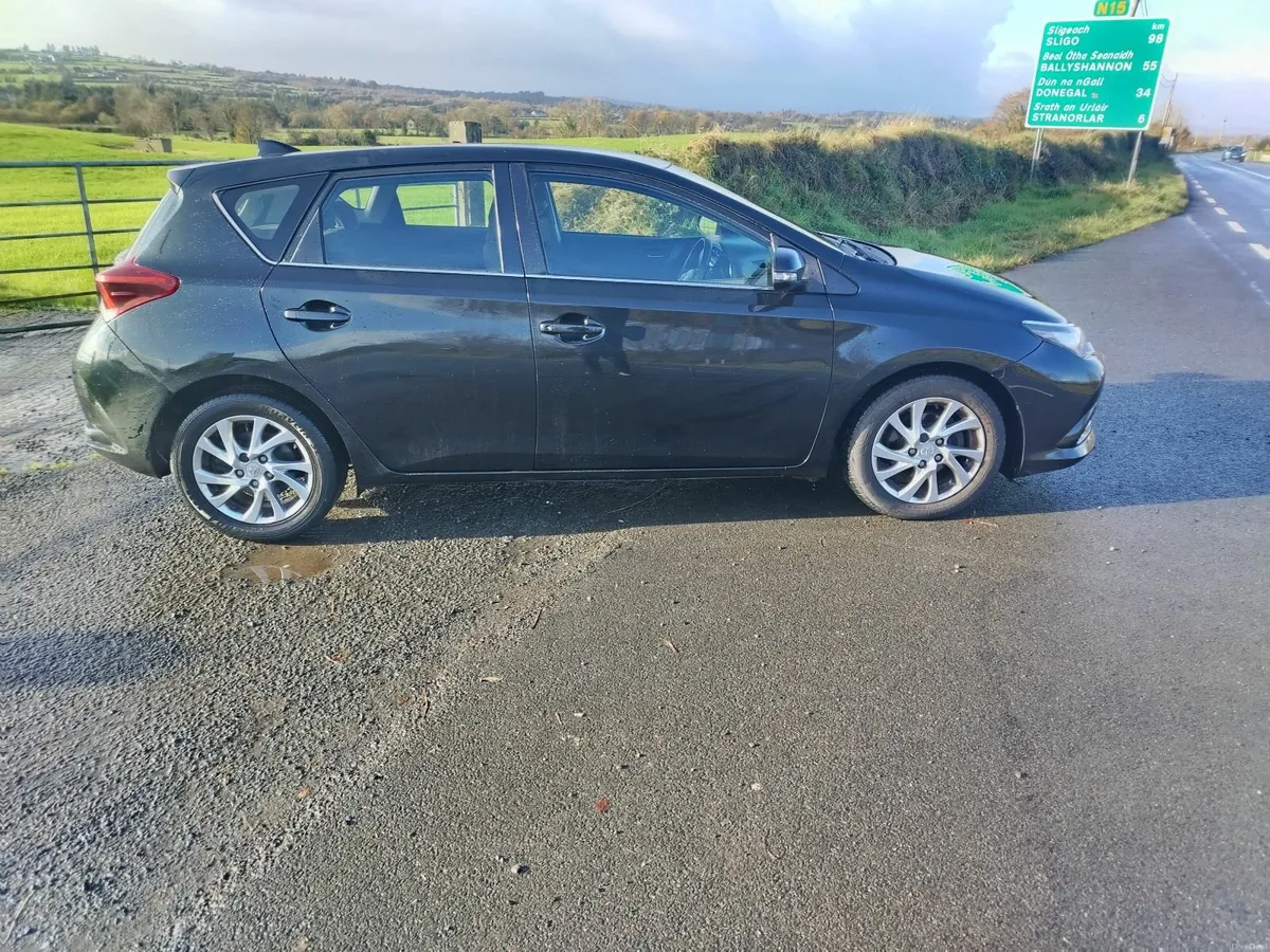 Toyota Auris 2016 - Image 2