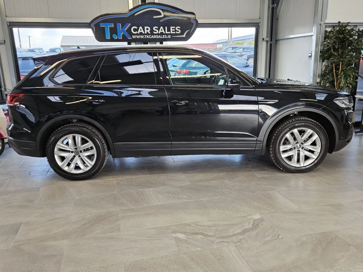 232 VOLKSWAGEN TOUAREG COMMERCIAL - Image 2