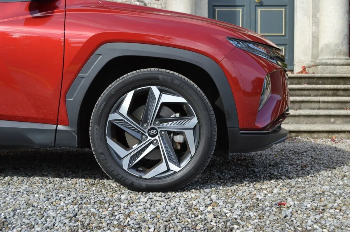 Hyundai Tucson 2WD Executive Plus HEV Auto - Image 3