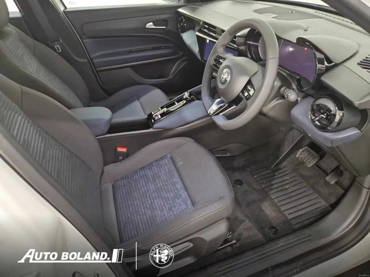 Alfa Romeo Junior Ibrida 1.2 HYBRID 136HP - Image 3