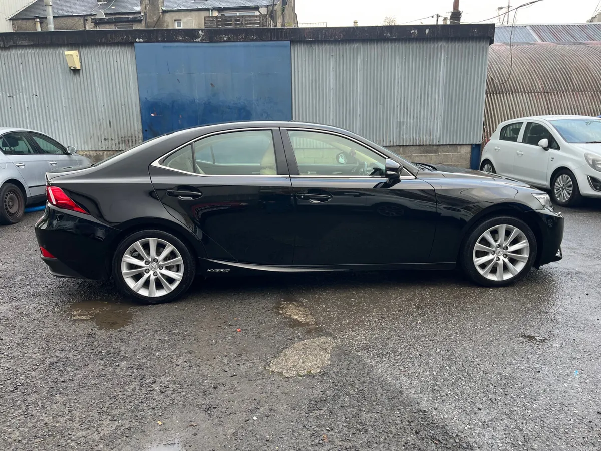 Lexus IS 300H 2015 - Image 2