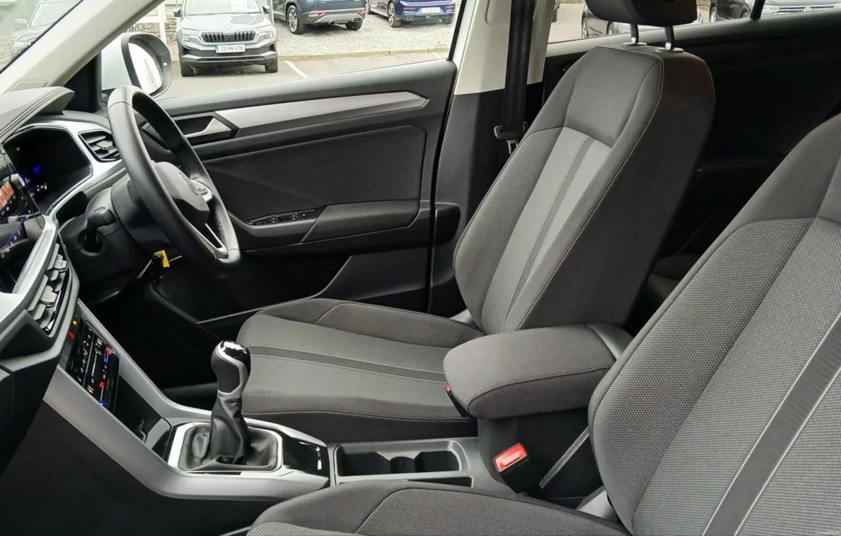 Volkswagen T-Roc Life 2.0 TDI 116HP **REARVIEW CAM - Image 3