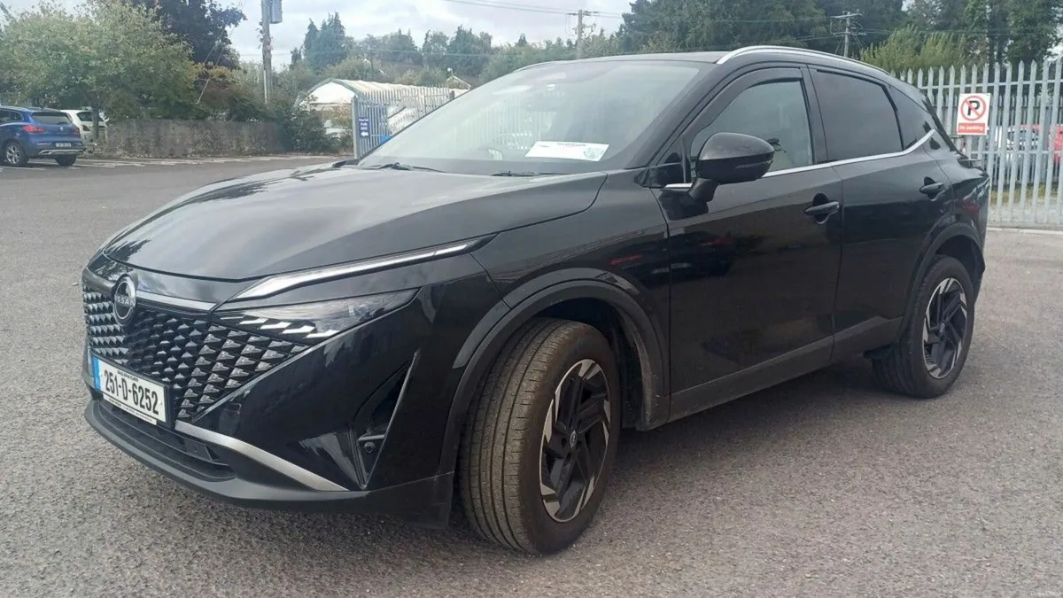 Nissan Qashqai 1.3i M/Hyb SV PREMIUM * LOW KM * - Image 3