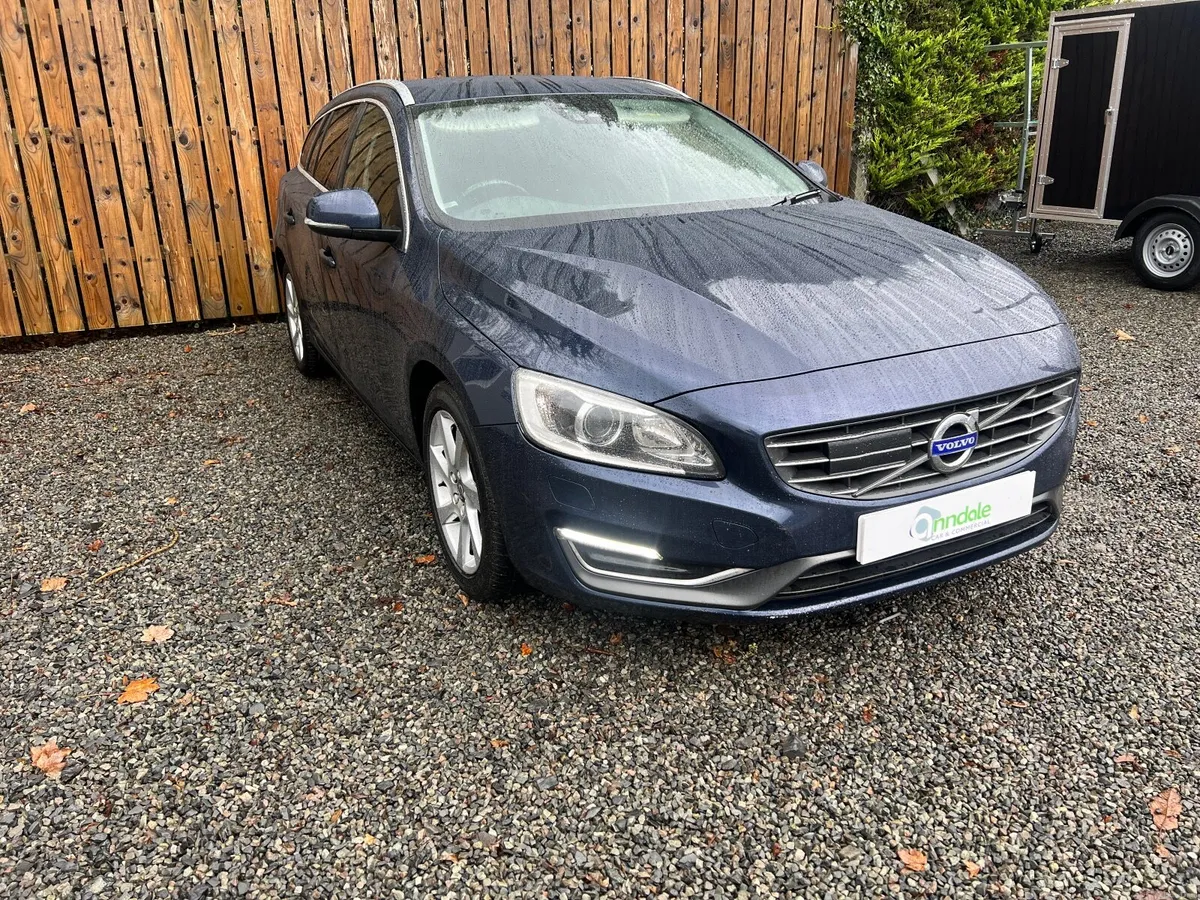 Volvo V60 SE LUX D4 2.0lt Diesel Manual Estate Car - Image 3