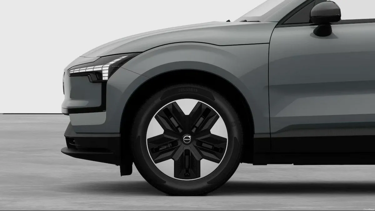 Volvo EX30 CORE LONG RANGE *3.9% APR* €95 P/W ON P - Image 3