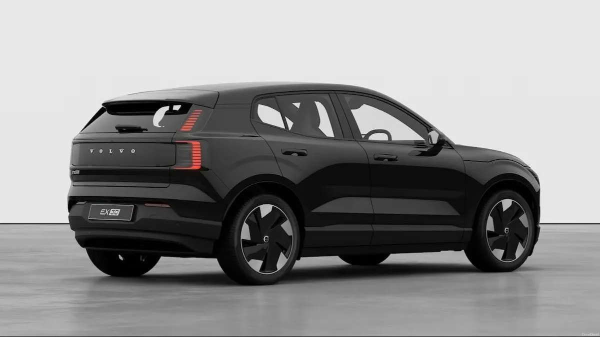 Volvo EX30 IN STOCK Onyx Black Extended Range Plus - Image 4