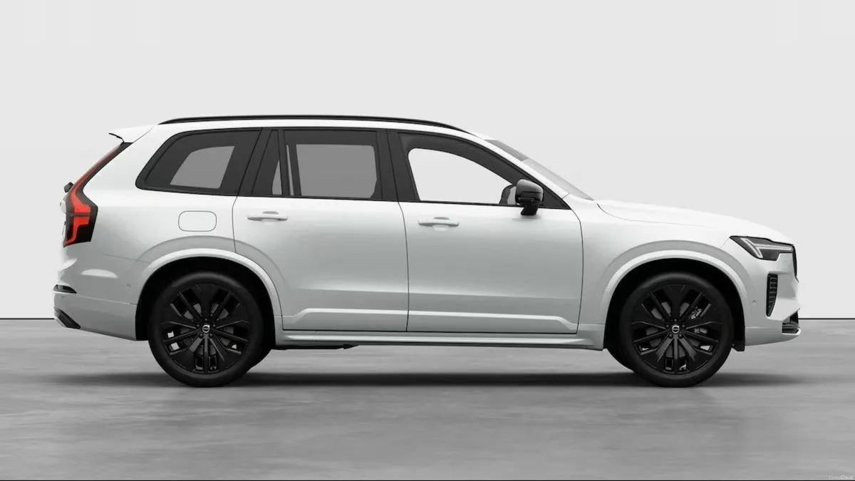 Volvo XC90 Sparkling White XC90 Plus Black Edition - Image 3
