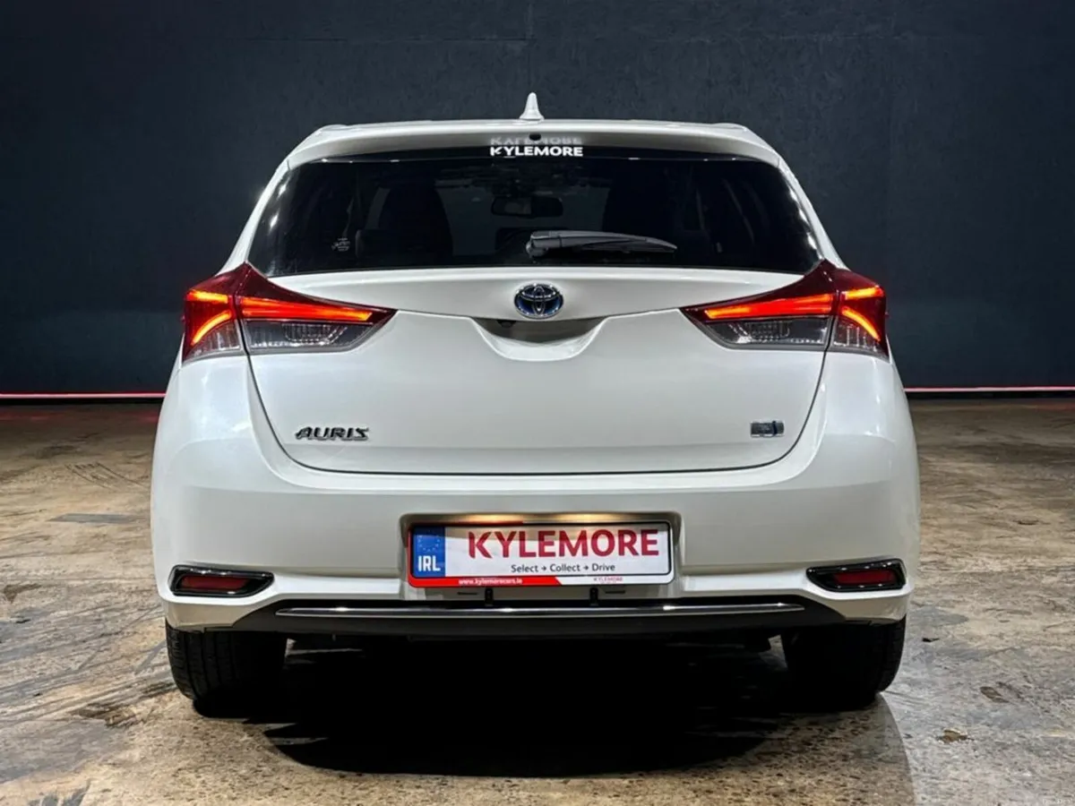 Toyota Auris 1.8L PETROL HYBRID - REVERSE CAMERA - - Image 4