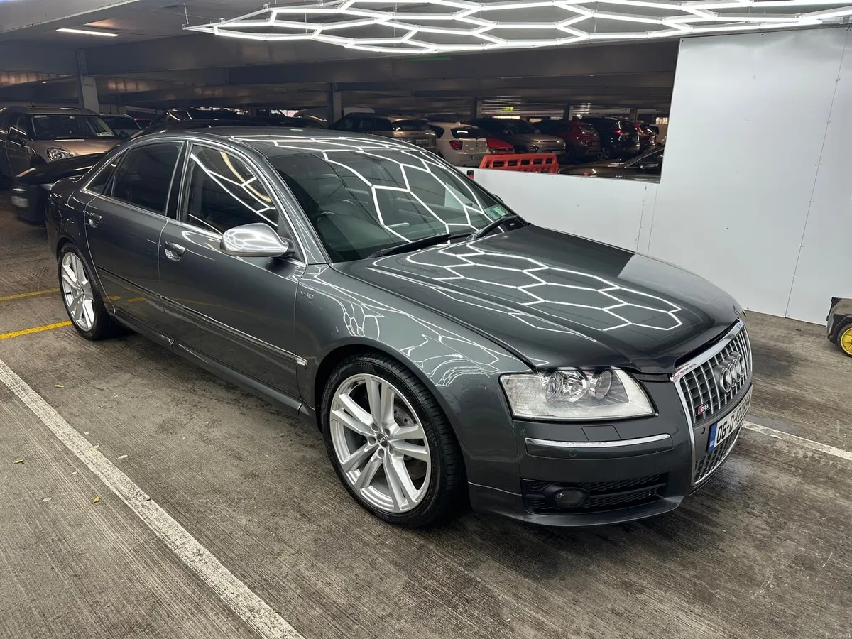 Audi S8 V10 - Image 1