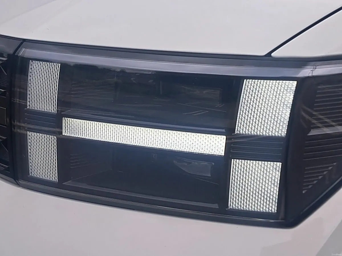 Hyundai Santa Fe Premium Calligraphy Plug in Hybri - Image 5
