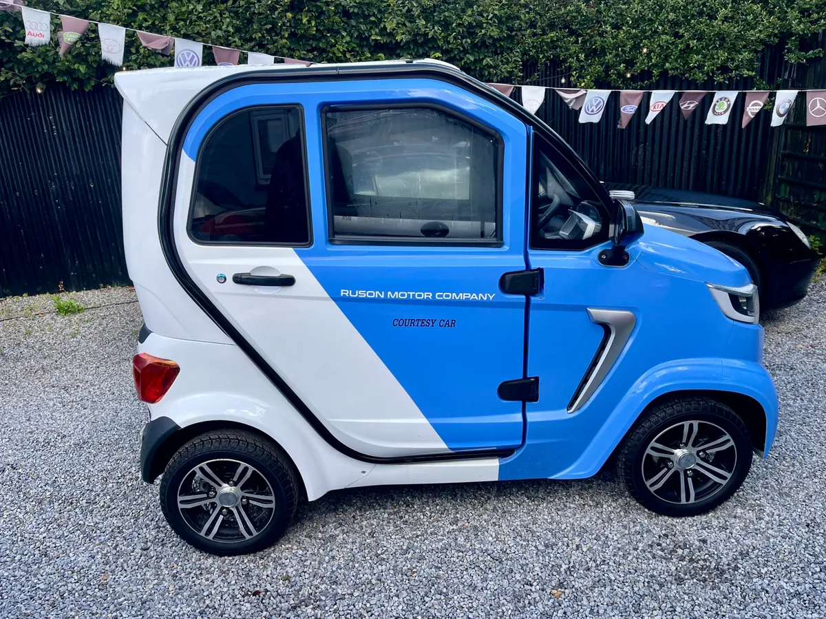 LMI Advertising Vehicle (221 REG) - Image 6