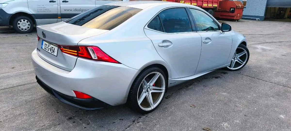 Lexus is300h - Image 1