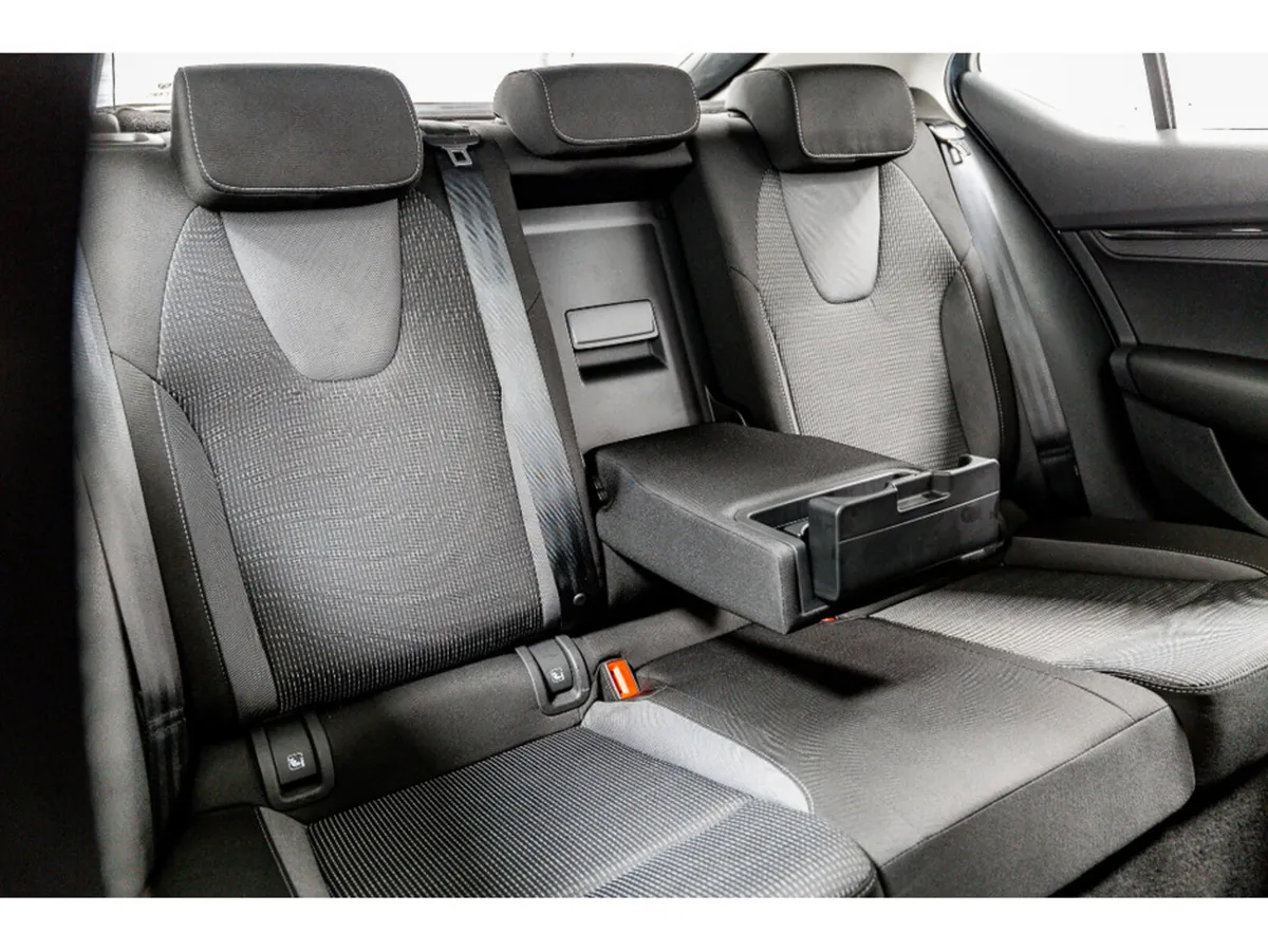 Skoda Octavia AMB 1.0 Petrol 110HP - Image 4