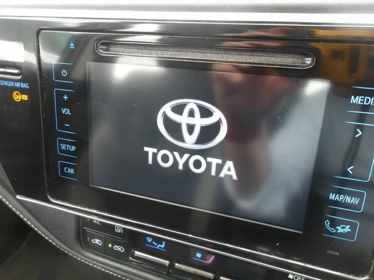 Toyota Auris 1.6 D-4D (112) Luna ** SAT-NAV ** - Image 3