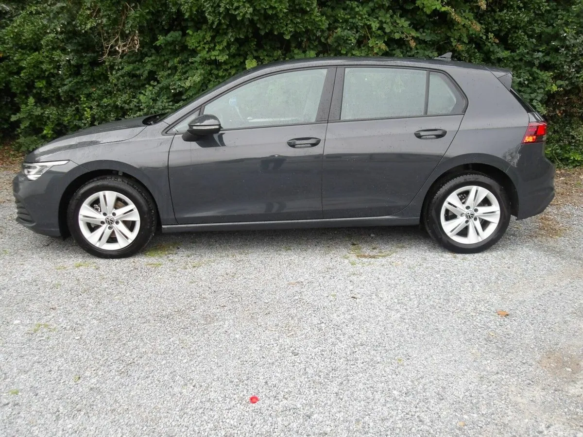 Volkswagen Golf 2.0 TDI 115HP Life ** SAT-NAV ** - Image 2