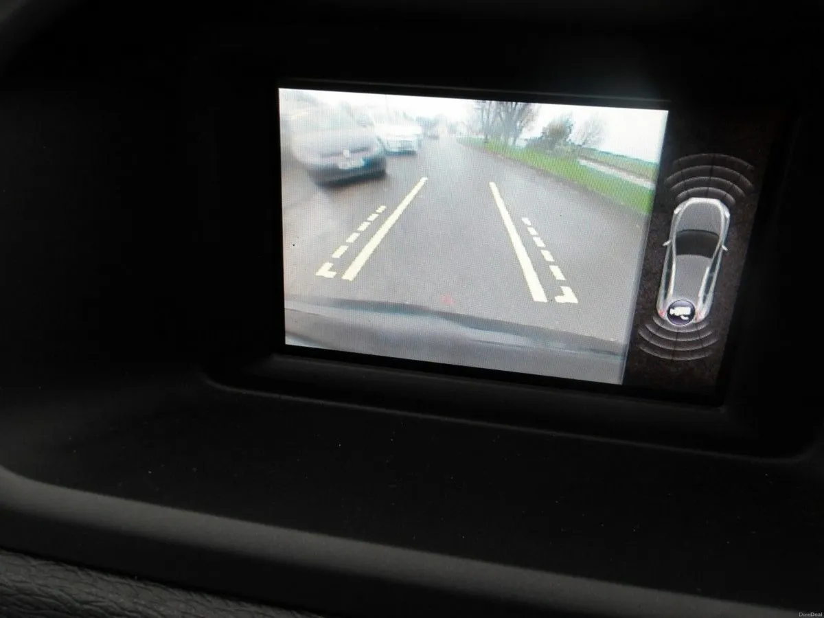 Volvo V40 D2 (120hp) SE + Leather - Image 2